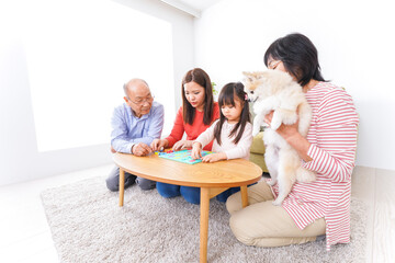 幸せな家族の集合写真