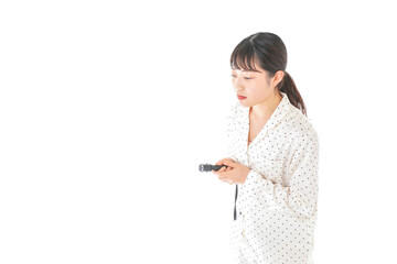 懐中電灯を使う若い女性