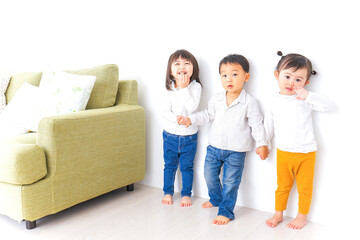 手をつなぐ仲良しの子供たち