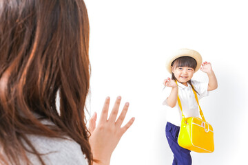 幼稚園に行く子どもと見送るお母さん