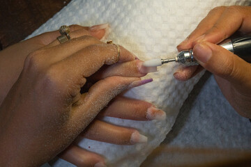 Jovem mulher fazendo manicure no salão. Conceito de beleza.