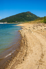 panorama del lago di campotosto parco nazionale del gran sasso e dei monti della laga, abruzzo italia