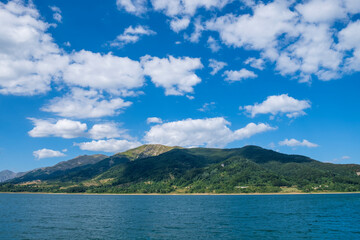 panorama del lago di campotosto parco nazionale del gran sasso e dei monti della laga, abruzzo italia