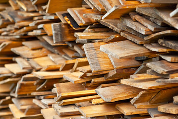Many wooden boards are in the column. The wooden boards are dried out in the open air