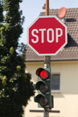 Stopschild und Ampel