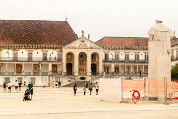 Obraz premium Construction at the University of Coimbra Faculty of Law Square statue of the King tourists walking around the square - Portugal