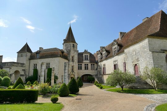 Cour int&eacute;rieure et entr&eacute;e du ch&acirc;teau de Lauzun