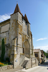 Fototapeta na wymiar Vue latérale de la façade de l’église Saint-Etienne à Lauzun