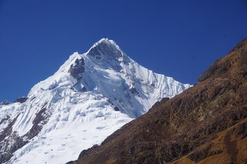 Fototapeta na wymiar montaña Yerupaja vista desde el Valle Seguia 
