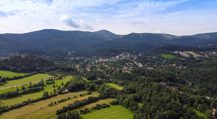 Fototapeta na wymiar Karpacz z lotu ptaka Panorama gór Karkonoszy