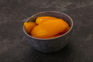 Sweet mango slices in syrop