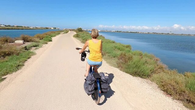 Une femme faisant du v&eacute;lo &agrave; la campagne