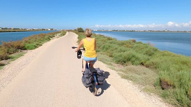 Une femme faisant du v&eacute;lo &agrave; la campagne