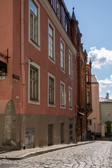 Fototapeta na wymiar narrow cobblestone streets and historic buildings in the old city center of Tallinn