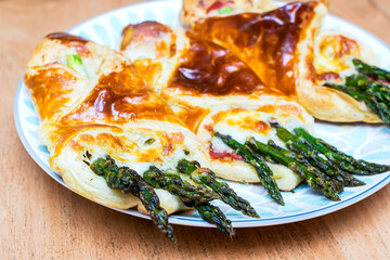 Puff pastry with ham and asparagus