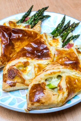 Puff pastry with ham and asparagus