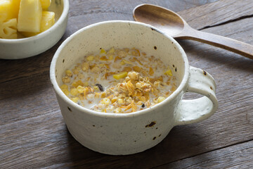 フルーツグラノーラミルクの朝食