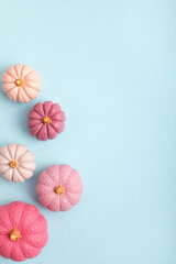 Obraz premium Flat lay with handmade painted gypsum pumpkins and copy space. Autumn holidays, thanksgiving, halloween geeting card, invitation mockup