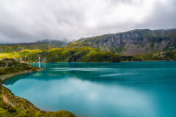 Il lago Goillet, bacino artificiale ai piedi del Cervino la cui diga venne realizzata in un decennio