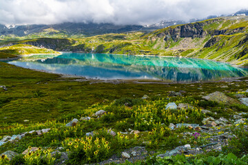 Il lago Goillet, bacino artificiale ai piedi del Cervino la cui diga venne realizzata in un decennio