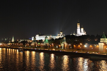 Fototapeta na wymiar Moscow river at night