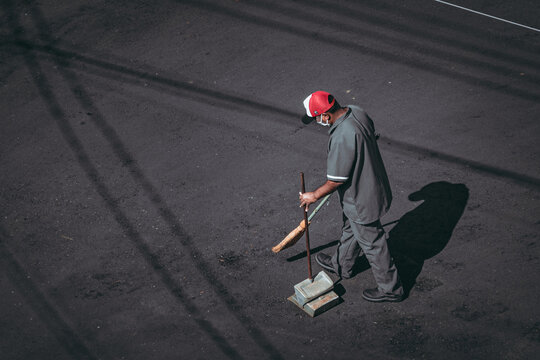 Limpeza de Lixo e polui&ccedil;&atilde;o jogada na Ru por Gari em vista de cima.