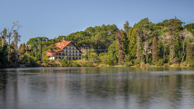 Lago Negro - Gramado RS, Brasil. Longa exposi&ccedil;&atilde;o no lago negro de gramado. Sem pessoas e pedalinhos na imagem.
