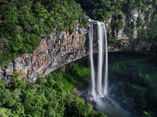 Longa exposição da Cascata do Caracol em Canela, Rio Grande do Sul, Serra gaúcha. Linda vista aérea dad cachoeira.