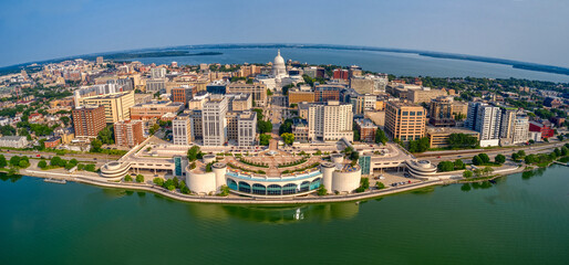Aerial View of Downtown Madison, Wisconsin in Summer - obrazy, fototapety, plakaty