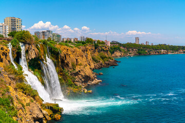 Obraz premium Lower Düden Falls drop off a rocky cliff falling from about 40 m into the Mediterranean Sea in amazing water clouds. Tourism and travel destination photo in Antalya, Turkey.