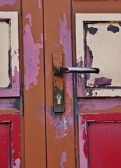 Farbe blättert von Tür ab