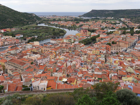 Blick &uuml;ber die Altstadt von Bosa bis zum Mittelmeer