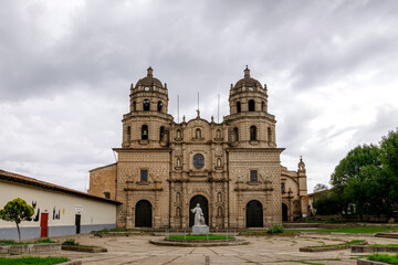 Fototapeta na wymiar The front plaza and the San Francisco church in Cajamarca, Peru