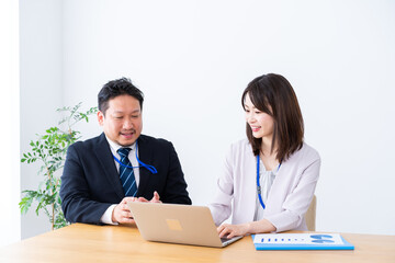 Obraz premium 新入社員の教育をする上司