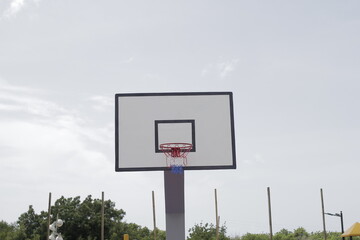 Tablero de baloncesto contra el fondo del cielo azul, vista frontal - obrazy, fototapety, plakaty