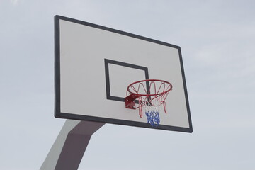 Tablero de baloncesto contra el fondo del cielo azul, vista lateral - obrazy, fototapety, plakaty