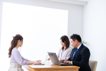 クライアントとのミーティングをするビジネスパーソン