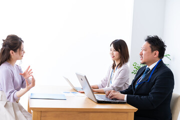 Obraz premium クライアントとのミーティングをするビジネスパーソン