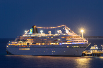 Fototapeta premium Crucero pernoctando en Puerto Madryn Pagatonia Argentina con todas sus luces