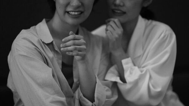 ひそひそ話する女性