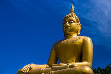 Obraz premium Background of Buddhist tourist attraction in Thailand's Prachuap Khiri Khan Province (Big Buddha Khao Tao) is located on a mountain, always visited by tourists and travelers from all over the world.