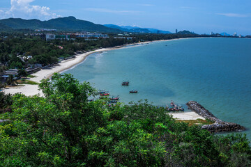 Obraz premium Natural background, wide angle of sky and clear air, overlooking mountains, green trees surrounding it, with cool blurry winds throughout the journey.