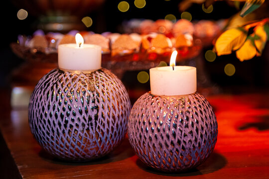 Par de velas acesas para decora&ccedil;&atilde;o.