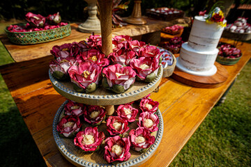 Fototapeta na wymiar Mesa de doce no formato de rosa em festa de casamento