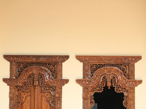 Carved and carved patterns on the walls and windows of Indonesian wooden houses, with traditional ethnic nuances that are artistic and classy.