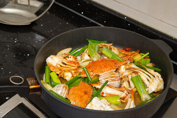 cooking fresh portunids with pan at home