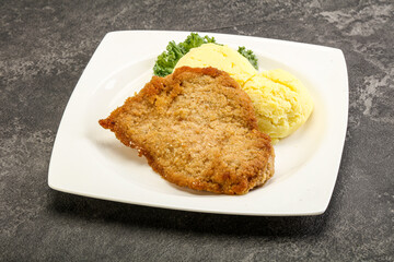 Crispy chicken schnitzel with mashed potato