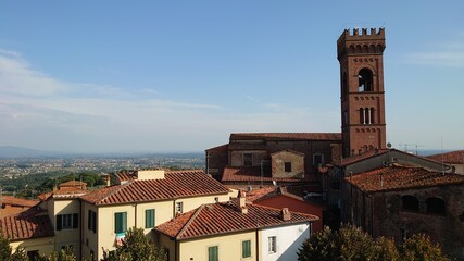 Fototapeta premium Ciel bleu avec quelques nuages sur une vieille ville en Toscane