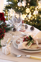 Christmas or new year table setting with ivory cloth ,ribbon, hypericum berry, evergreen leaf and pinecone. おうちでクリスマス　テーブルセッティング
