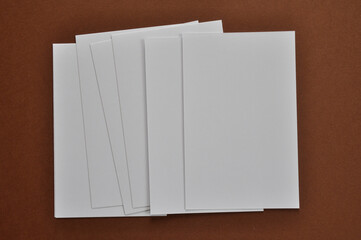 Cartes de visite vierges posées sur un fond marron. Les cartes peuvent acueillir du texte.